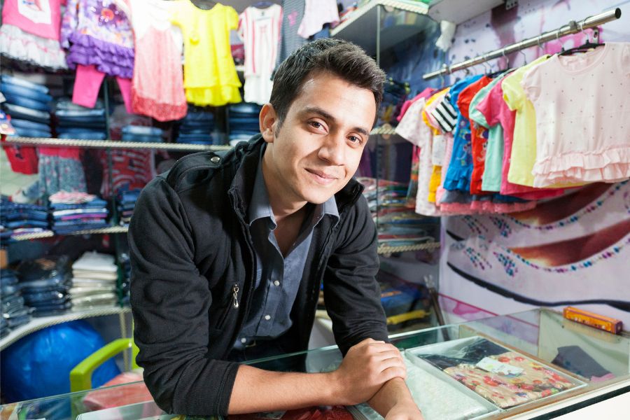Dekorativna slika: prodajalec otroških oblačil